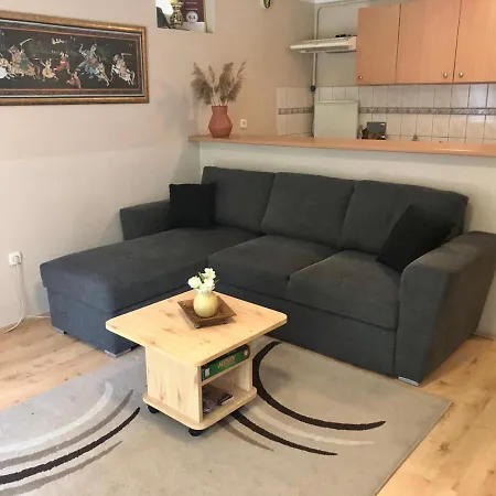Appartement Tulipan-apartman *