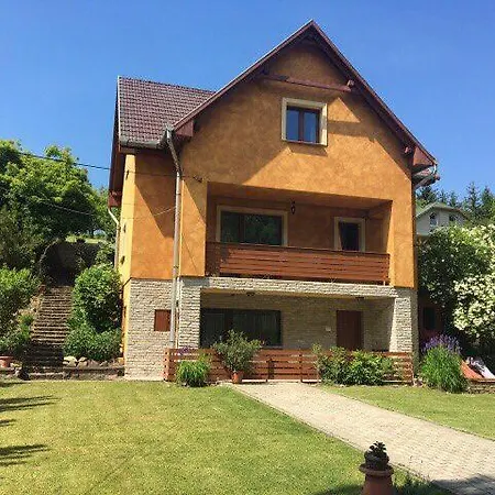 Tulipán-apartman Apartamento